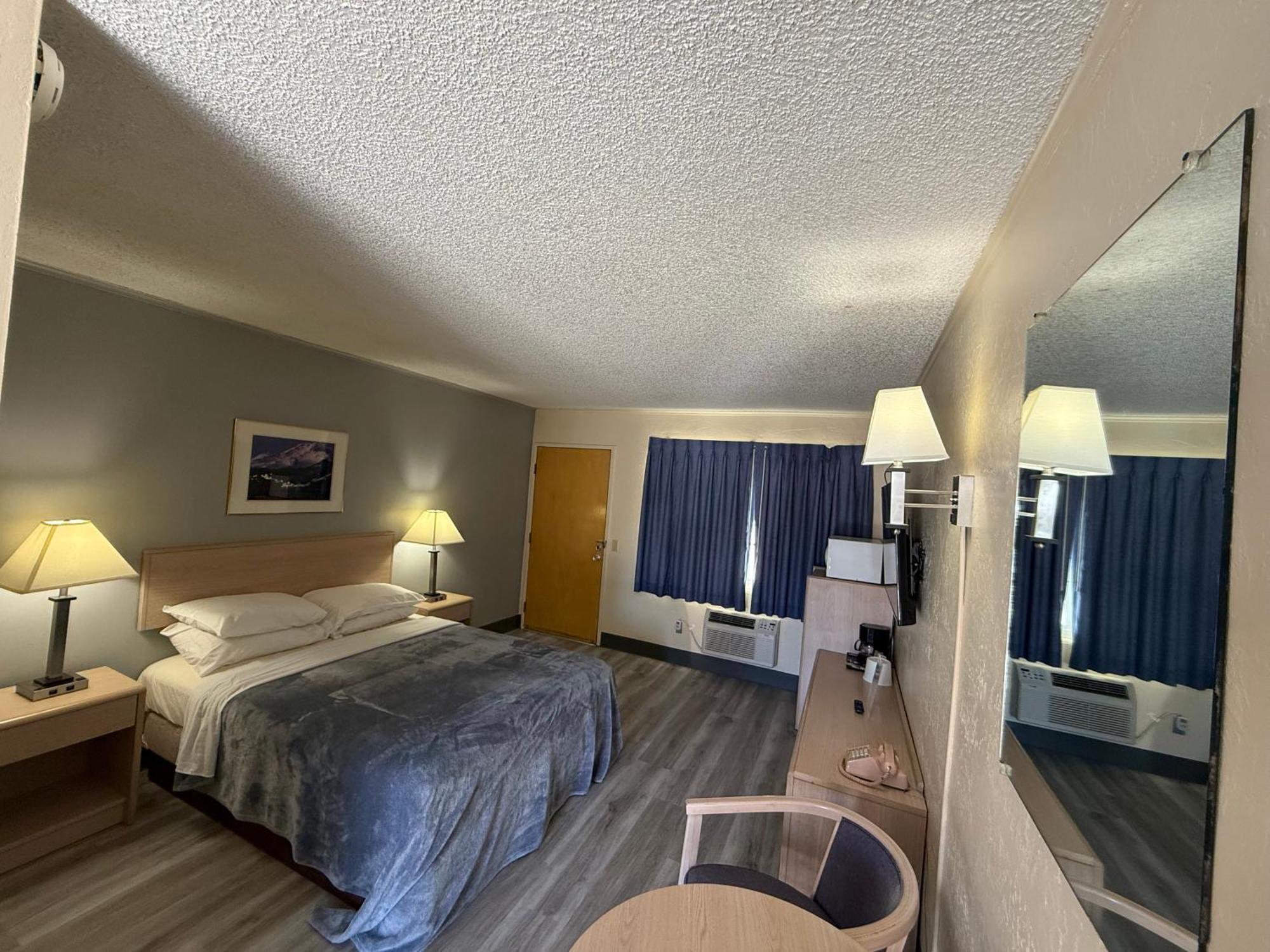 Pine Needles Inn Маунт-Шаста Экстерьер фото