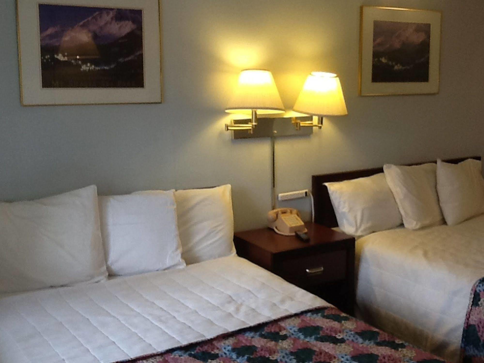 Pine Needles Inn Маунт-Шаста Экстерьер фото