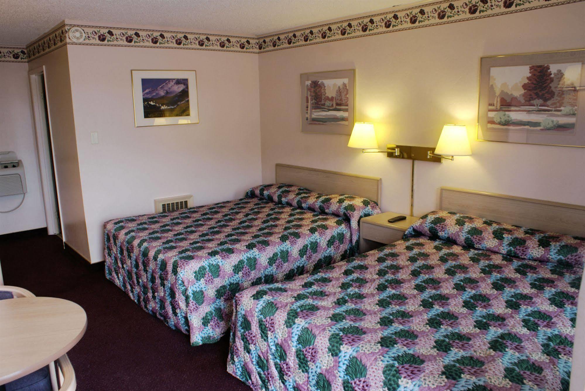 Pine Needles Inn Маунт-Шаста Экстерьер фото