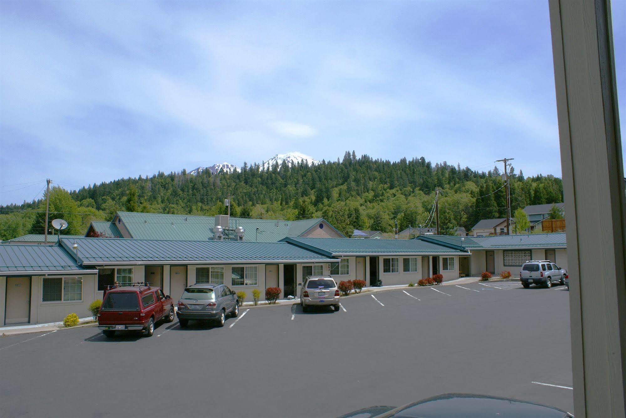 Pine Needles Inn Маунт-Шаста Экстерьер фото